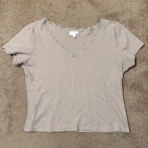 NWOT SO Women's Light Beige Short Sleeve V-Neck Cropped Tee